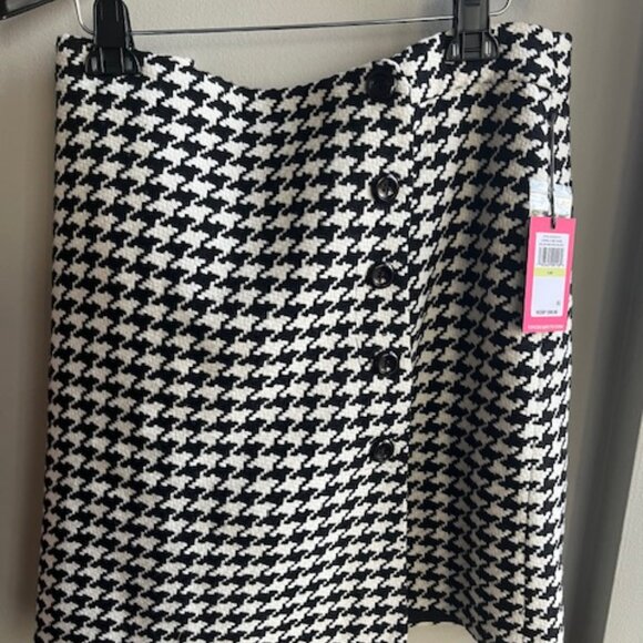 Vince Camuto wrap skirt. - Picture 2 of 3